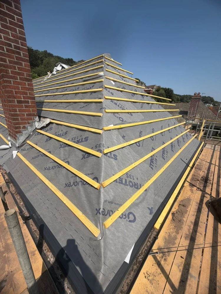 Roof with waterproof felt and wooden battens installed